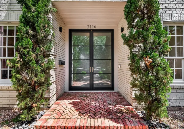 Photo 3 of Sale Pending at 2114 Wroxton Rd, Houston, TX 77005 | MLS# 49631675 | Listing updated on 2026-09-17
