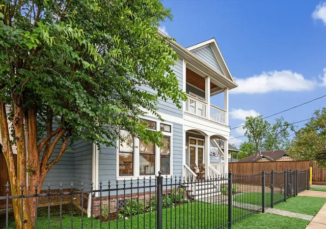 3rd image of 1915 Bradshaw St, Houston, TX 77008 | MLS# 18726367