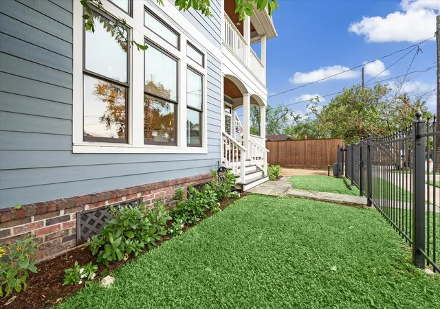 4th image of 1915 Bradshaw St, Houston, TX 77008 | MLS# 18726367