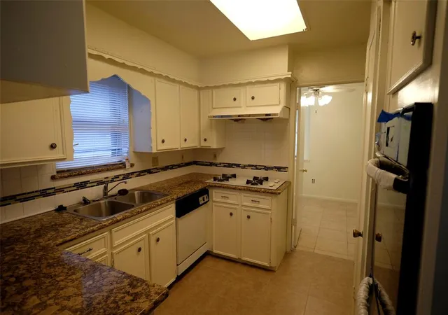 Photo 3 of Single family home for sale at 12323 Bexley Dr, Houston, TX 77099 | MLS# 37444045 | Listing updated on 2026-05-30