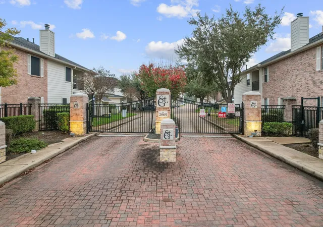 Homes for sale in Houston, TX | 2865 Westhollow Dr, Houston, TX 77082