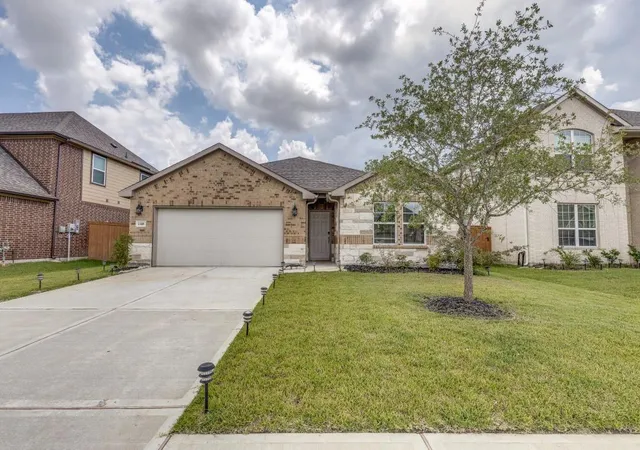 Photo 2 of Single family home for sale at 1318 Cascade Hills Dr, Rosharon, TX 77583 | MLS# 59421442 | Listing updated on 2026-08-18