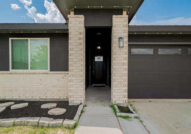 4th image of 14519 Sweet Water Dr, Mont Belvieu, TX 77523 | MLS# 47754436