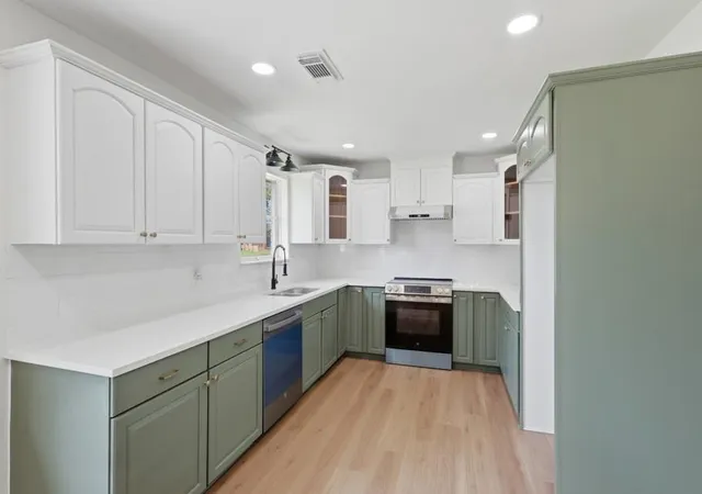 5th image of 104 Oriole Lane, Angleton, TX 77515 | MLS# 80734075
