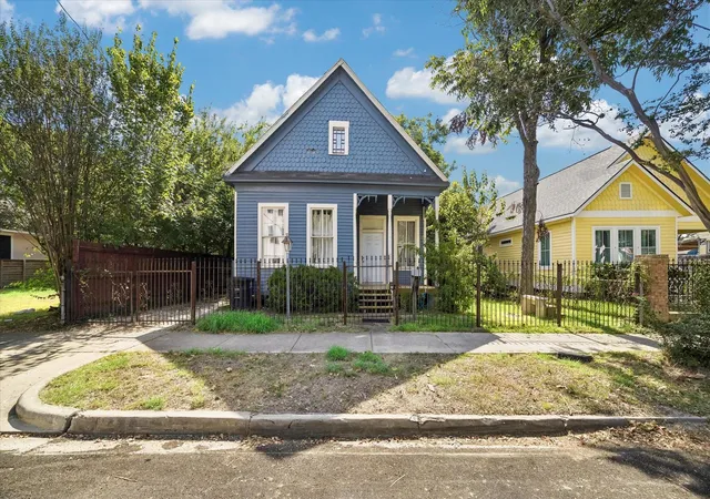 Photo 1 of Sale Pending at 1609 Fulton St, Houston, TX 77009 | MLS# 69382433 | Listing updated on 2026-09-08