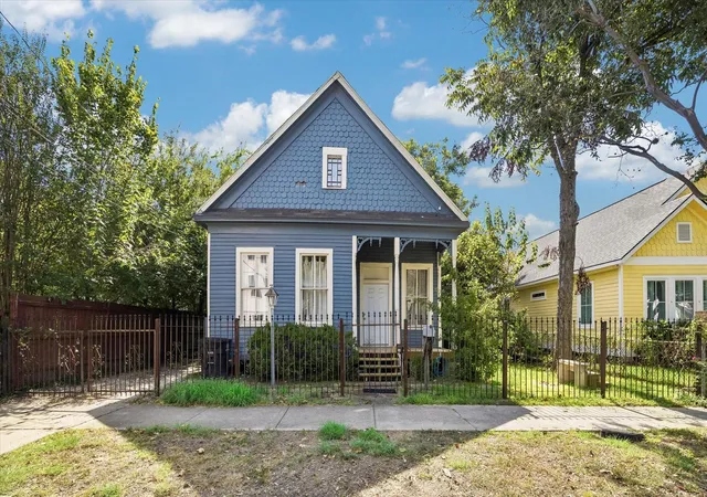 Photo 2 of Sale Pending at 1609 Fulton St, Houston, TX 77009 | MLS# 69382433 | Listing updated on 2026-09-08