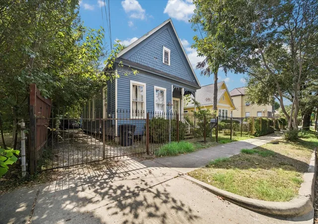 Photo 3 of Sale Pending at 1609 Fulton St, Houston, TX 77009 | MLS# 69382433 | Listing updated on 2026-09-08