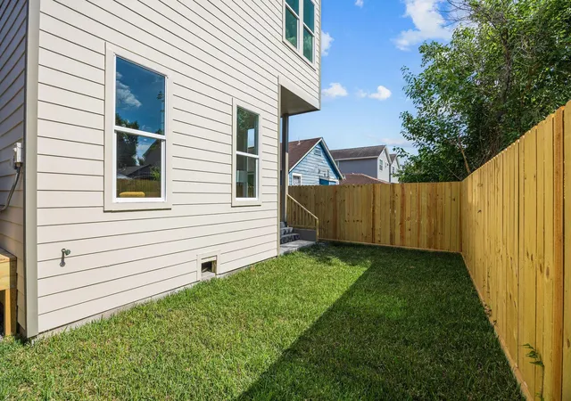 33rd image of 3319 Rogers St, Houston, TX 77022 | MLS# 93063663