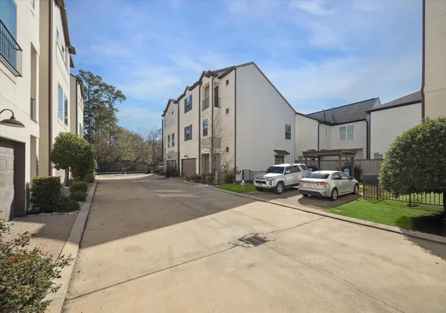 2nd image of 10906 Brookeshire Chase Lane Lane, Houston, TX 77043 | MLS# 3199638