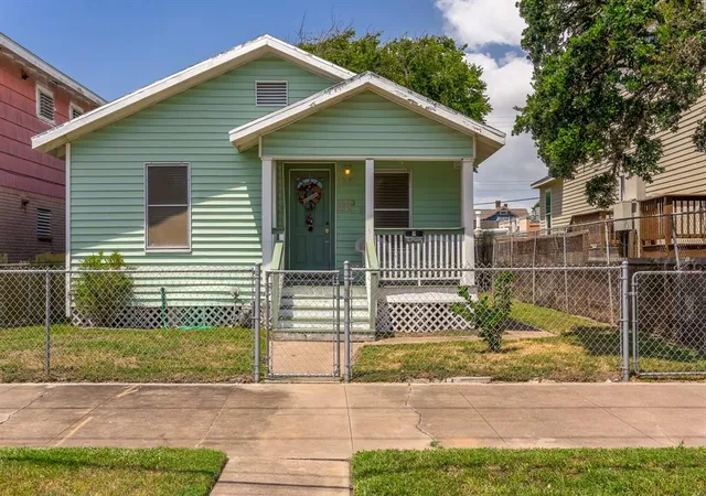 Photo 2 of Single family home for sale at 1523 22nd St, Galveston, TX 77550 | MLS# 80174083 | Listing updated on 2026-06-16