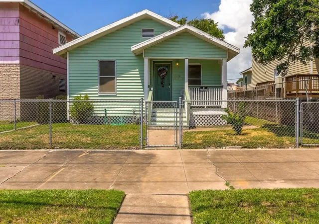 Photo 3 of Single family home for sale at 1523 22nd St, Galveston, TX 77550 | MLS# 80174083 | Listing updated on 2026-06-16