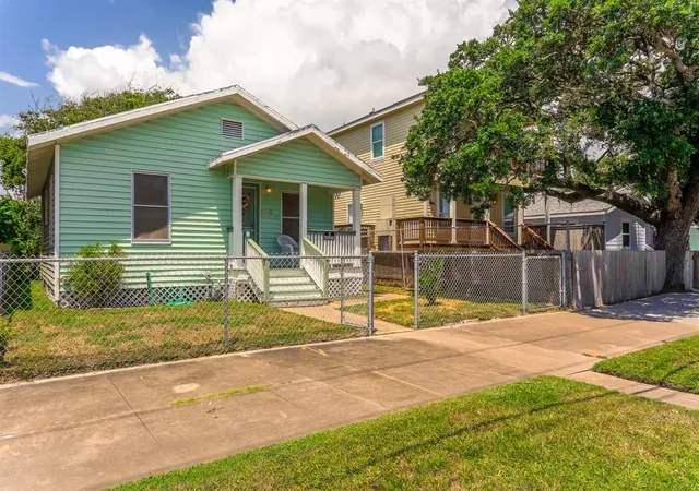 Photo 3 of Single family home for sale at 1523 22Nd St, Galveston, TX 77550 | MLS# 80174083 | Listing updated on 2026-06-16