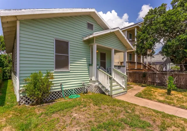 Photo 4 of Single family home for sale at 1523 22Nd St, Galveston, TX 77550 | MLS# 80174083 | Listing updated on 2026-06-16