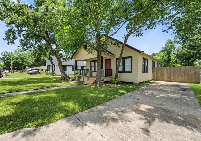 Homes for sale in Baytown, TX | 711 Bowie St, Baytown, TX 77520 | MLS# 10196805