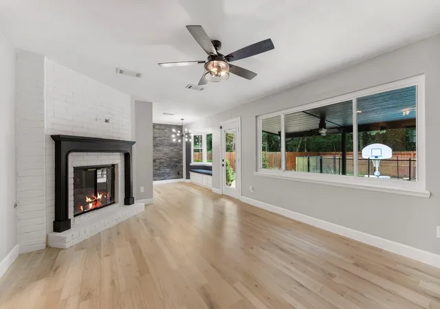 Photo 4 of Single family home for sale at 10 E White Willow Cir, Spring, TX 77381 | MLS# 51847273 | Listing updated on 2026-09-13