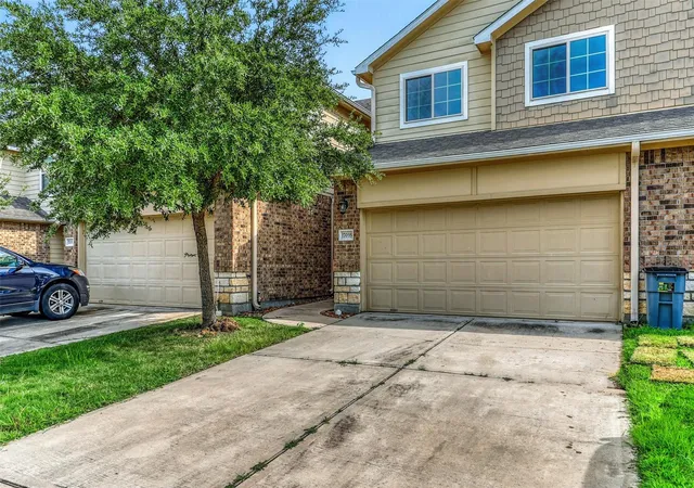 Photo 3 of Townhouse for sale at 17035 Wilthorne Gardens Ct, Houston, TX 77084 | MLS# 23812015 | Listing updated on 2026-08-19