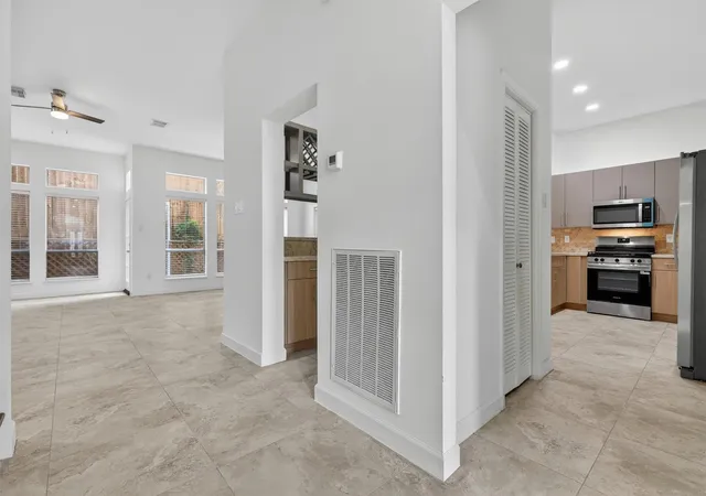5th image of 4720 Post Oak Timber Dr #23, Houston, TX 77056 | MLS# 47890098