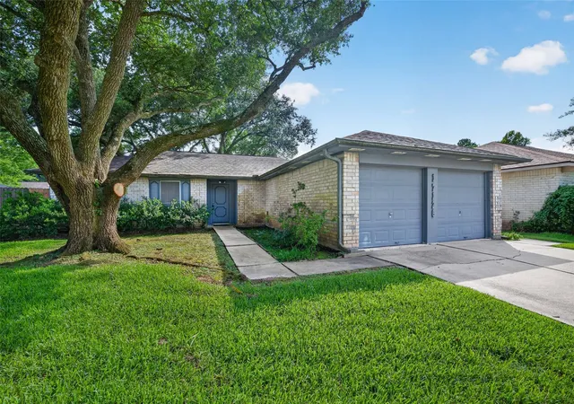 Photo 2 of Sale Pending at 17126 Hewing Dr, Friendswood, TX 77546 | MLS# 51497332 | Listing updated on 2026-09-09