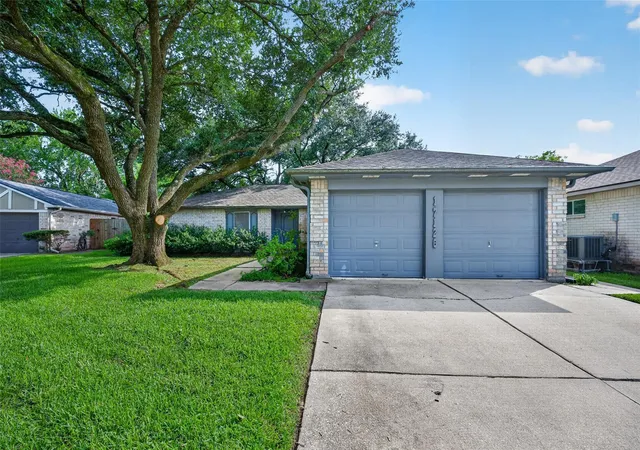 Photo 3 of Sale Pending at 17126 Hewing Dr, Friendswood, TX 77546 | MLS# 51497332 | Listing updated on 2026-09-09