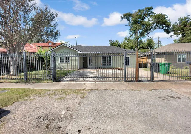 Homes for sale in Houston, TX | 2919 Cochran St, Houston, TX 77009 | MLS# 13418207