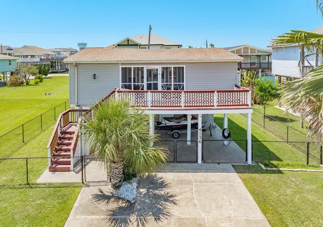 Photo 2 of Single family home for sale at 4134 Fort Bnd Dr, Galveston, TX 77554 | MLS# 15769017 | Listing updated on 2026-06-10