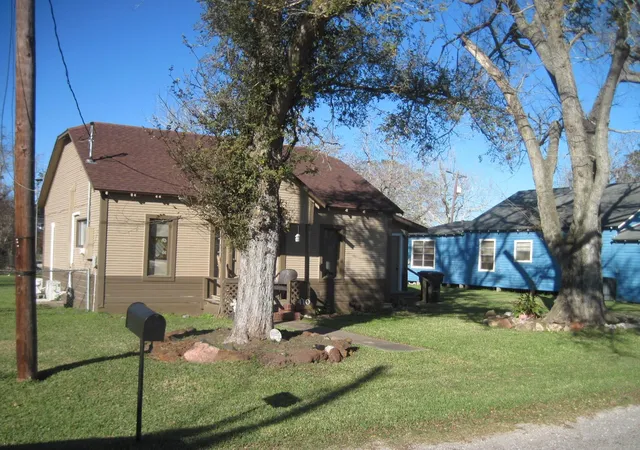 Photo 2 of Single family home for sale at 410 W Centre St, Brazoria, TX 77422 | MLS# 71885735 | Listing updated on 2026-07-06