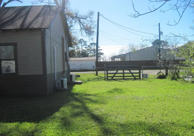 Photo 3 of Single family home for sale at 410 W Centre St, Brazoria, TX 77422 | MLS# 71885735 | Listing updated on 2026-07-06