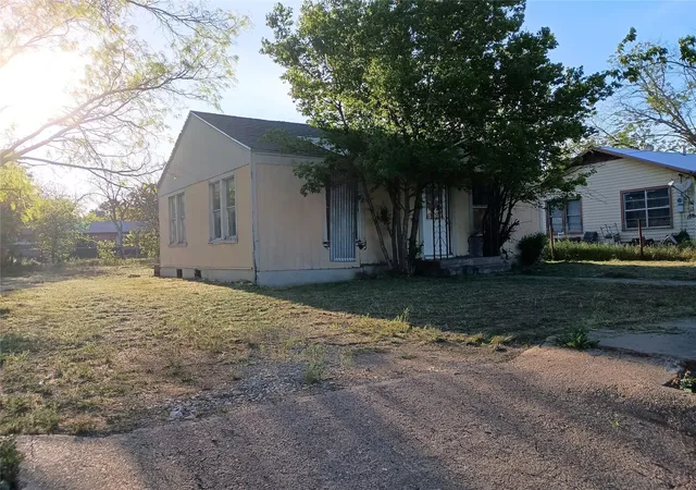 Homes for sale in Coleman, TX | 600 5th Ave, Coleman, TX 76834 | MLS# 15723825