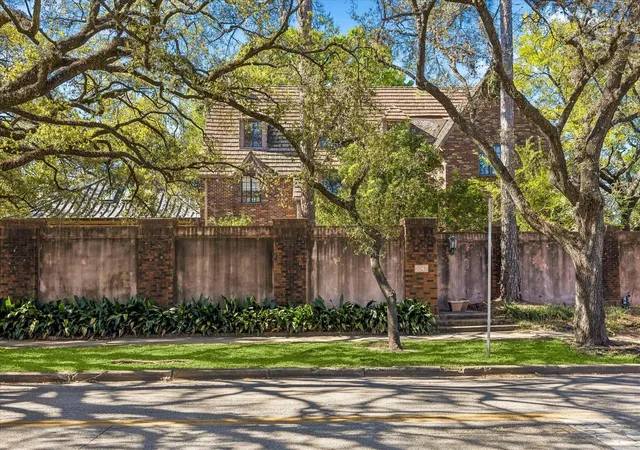 2nd image of 2047 University Blvd, Houston, TX 77030 | MLS# 3952259