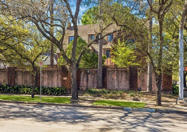 3rd image of 2047 University Blvd, Houston, TX 77030 | MLS# 3952259