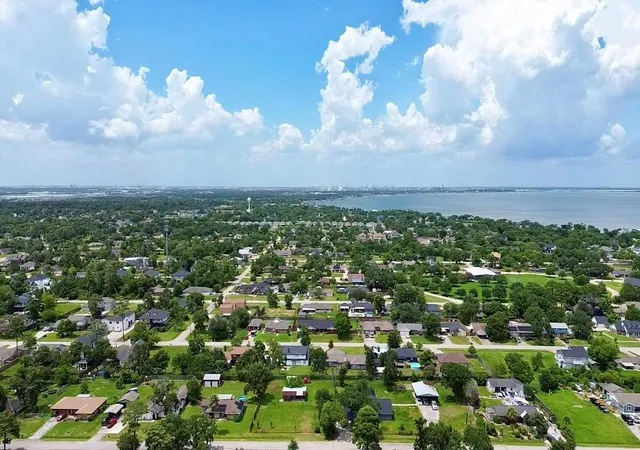 4th image of 510 S Shady Ln, La Porte, TX 77571 | MLS# 43817859