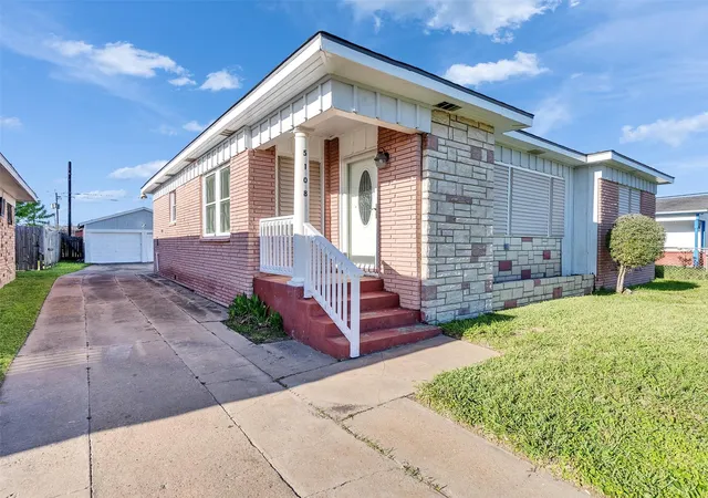 Photo 1 of Single family home for sale at 5108 Ave L St, Galveston, TX 77551 | MLS# 28747437 | Listing updated on 2026-07-11