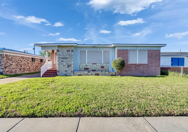 Photo 2 of Single family home for sale at 5108 Ave L St, Galveston, TX 77551 | MLS# 28747437 | Listing updated on 2026-07-11