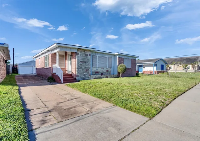 Photo 3 of Single family home for sale at 5108 Ave L St, Galveston, TX 77551 | MLS# 28747437 | Listing updated on 2026-07-11