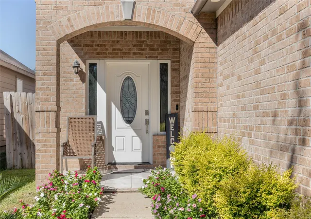 2nd image of 13122 Royal Bell Ct, Houston, TX 77047 | MLS# 85528145