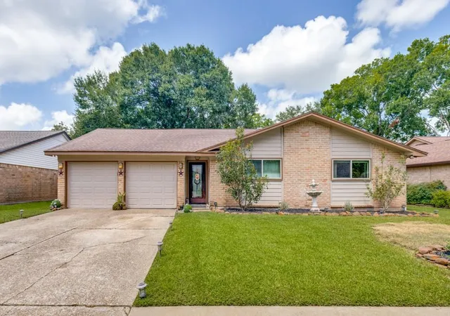 Photo 1 of Single family home for sale at 1615 Pecan Holw St, Pearland, TX 77581 | MLS# 7460943 | Listing updated on 2026-09-19