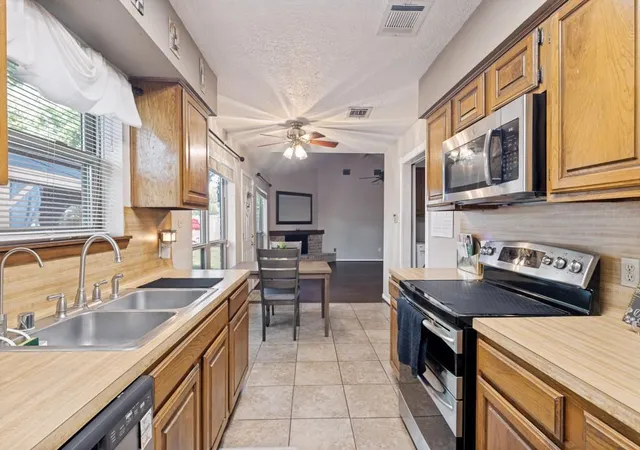 Photo 3 of Single family home for sale at 1615 Pecan Holw St, Pearland, TX 77581 | MLS# 7460943 | Listing updated on 2026-09-19