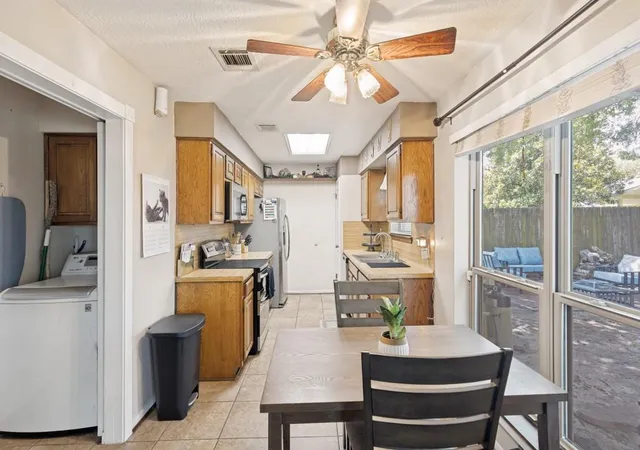 Photo 4 of Single family home for sale at 1615 Pecan Holw St, Pearland, TX 77581 | MLS# 7460943 | Listing updated on 2026-09-19