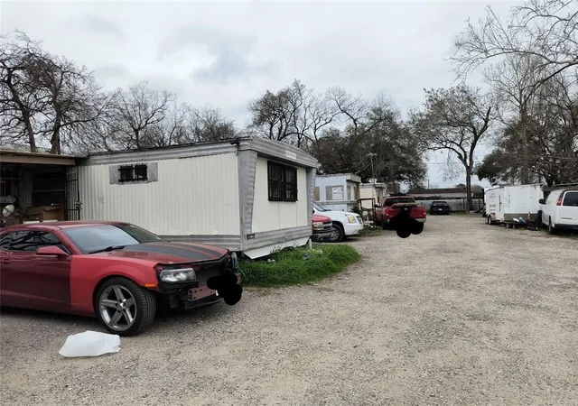 Listing Photo 5 - Condo for sale in building located at 113 Busch St, Houston, TX 77060 - Unit #5