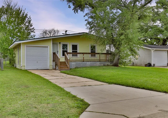 2nd image of 708 Winding Way St, Lake Jackson, TX 77566 | MLS# 68293010