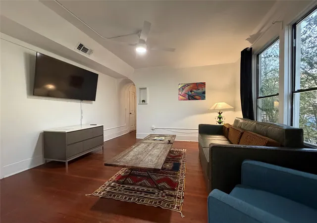 Listing Photo 4 - Condo for sale in building located at 402 Hyde Park Blvd, Houston, TX 77006