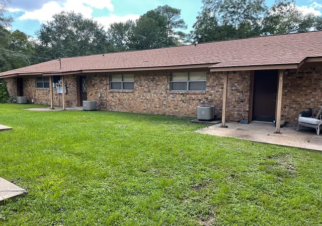 Listing Photo 2 - Condo for sale in building located at 704 Cline, Huntsville, TX 77340 - Unit #