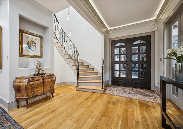 Photo 3 of Mansion for sale at 420 Pinewold Dr, Houston, TX 77056 | MLS# 58835895 | Listing updated on 2026-10-02