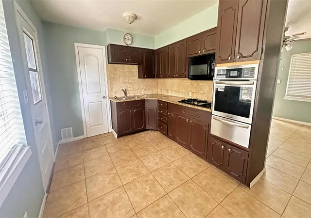 Photo 4 of Single family home for sale at 805 Ave L, Conroe, TX 77301 | MLS# 79015879 | Listing updated on 2026-07-07