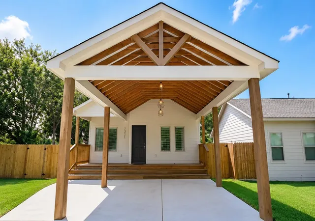 Photo 2 of Single family home for sale at 7321 Elbert St, Houston, TX 77028 | MLS# 10498624 | Listing updated on 2026-09-19