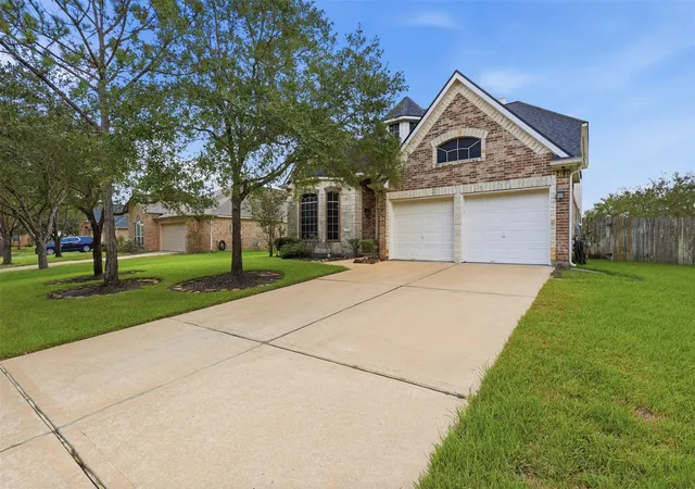 Photo 3 of Single family home for sale at 13806 Cove Landing Ln, Rosharon, TX 77583 | MLS# 96915458 | Listing updated on 2026-09-07