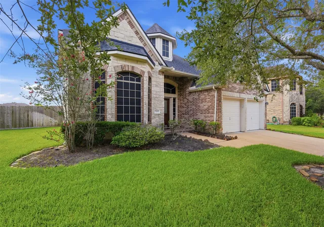 Photo 4 of Single family home for sale at 13806 Cove Landing Ln, Rosharon, TX 77583 | MLS# 96915458 | Listing updated on 2026-09-07