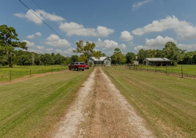 2nd image of 1401 E Buccaneer Dr, Winnie, TX 77665 | MLS# 74558126