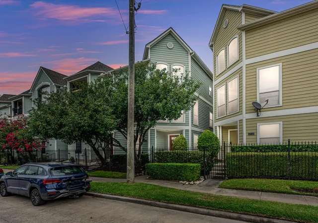 Photo 2 of Townhouse for sale at 1712 Bevis St, Houston, TX 77008 | MLS# 13893128 | Listing updated on 2026-08-08