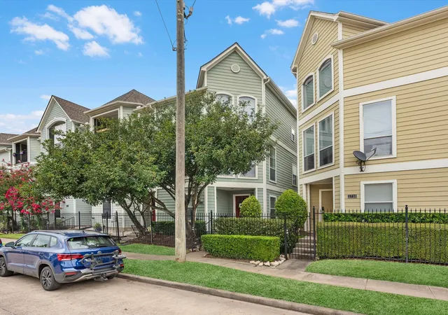 Photo 3 of Townhouse for sale at 1712 Bevis St, Houston, TX 77008 | MLS# 13893128 | Listing updated on 2026-08-08
